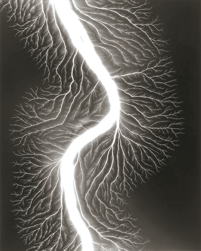 杉本博司，《放電場225》，2009，明膠銀鹽相紙，149.2×119.4cm。公式Hiroshi Sugimoto，圖片由藝術家提供