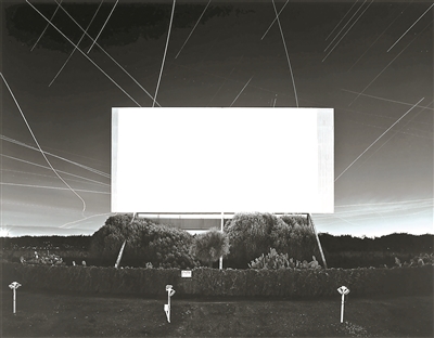 杉本博司，《尤寧城汽車影院，尤寧城》，1993，明膠銀鹽相紙，119.4×149.2cm。公式Hiroshi Sugimoto，圖片由藝術家提供
