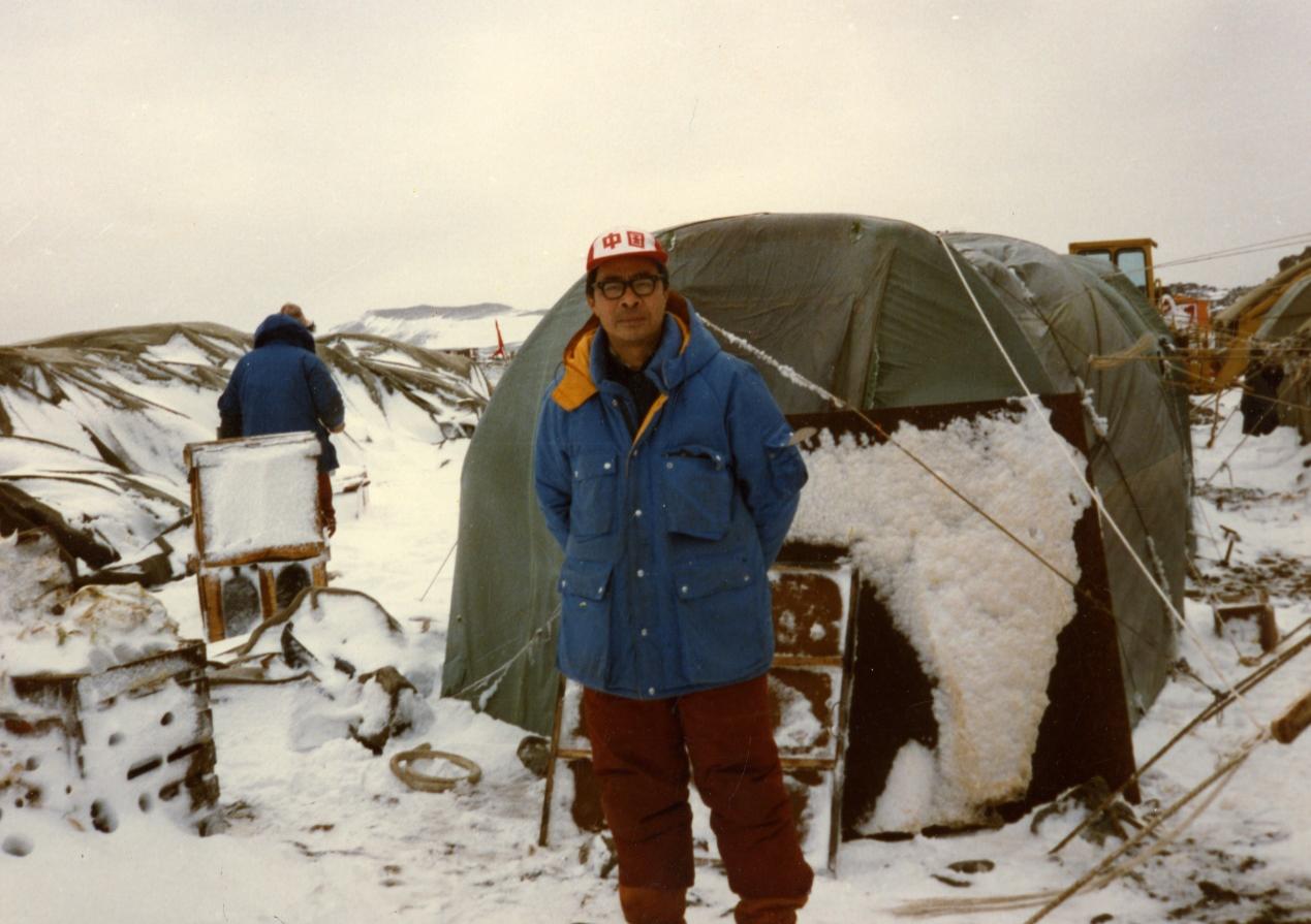 說明: F:\朋友\金濤照片\南極篇照片\金濤在喬治王島的小帳篷前.jpg