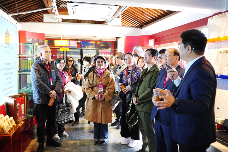 3月30日，受邀參加中國作協“港澳作家回家”活動的作家們在故宮文創香港空間參觀 楊 旭 攝