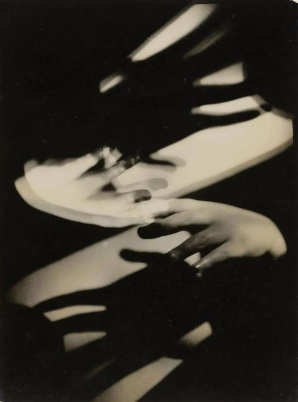 曼·雷作品（資料圖）。達達主義興起于一戰時期，超現實主義則興起于一戰之后，這兩個藝術流派受其所處社會背景的影響，藝術理念傾向于拒絕舊秩序，以徹底瓦解舊秩序，此外，受到弗洛伊德精神分析的影響，他們在摒棄邏輯與理性約束的同時，還喜歡把毫不相干的事物湊在一起，力圖使夢境與現實相統一，因而呈現出神秘與怪誕的特點。曼·雷是達達主義和超現實主義運動的活躍成員，其作品反映了這兩個運動的精神和理念。他對攝影的傳統觀念進行了全面的顛覆和創新，將攝影從一種記錄現實的媒介轉變為一種表達個人思想和情感的藝術形式。他的創見影響了包括杉本博司在內的眾多攝影藝術家。