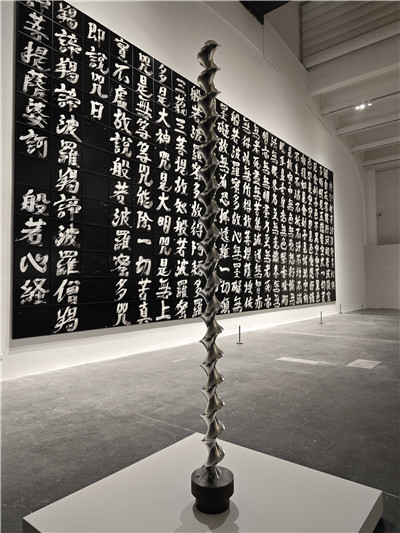 裝置《反重力結構》。作為日本代表性的奈良時代木質建筑之一，當麻寺東塔在1902年經過整體修繕，用新材料替換下部分受損的建材。這些古木材的嵌合支撐起屹立的佛塔，承受并消解了超過千年時間沉淀的分量。這種抵抗地心吸引的力量象征令杉本博司著迷，藝術家試圖通過攝影重建這座佛塔，再現抵御重力的構造之美。