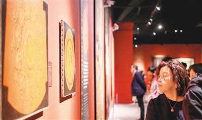 觀眾在觀看拿破侖時期宮殿的家具紋樣圖。  　　本文圖片由主辦方提供