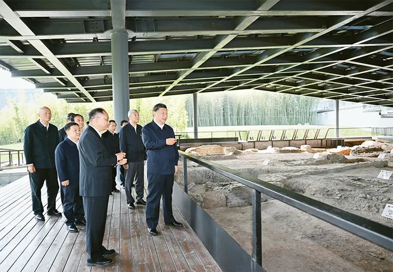 2023年10月10日至13日，中共中央總書記、國家主席、中央軍委主席習近平在江西考察。這是11日上午，習近平在景德鎮市陶陽里歷史文化街區南麓遺址考察。 新華社記者 謝環馳/攝