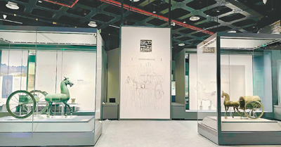 　貴州興仁出土（左）與興義出土（右）的東漢銅車馬。