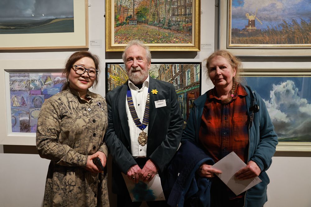 張懷存（左）、英國皇家藝術家學會主席米克·戴維斯（中）和“張懷存獎”獲得者梅麗莎·斯科特米勒（右），在梅麗莎的作品前合影。