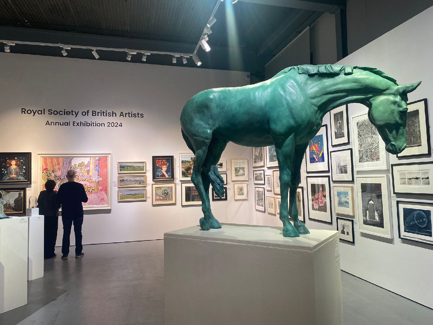 英國皇家藝術家學會2024年度展覽在倫敦摩爾畫廊舉行。