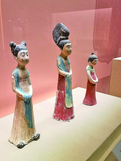 展出的發型各異的彩繪女陶俑。本報記者 李韻攝/光明圖片