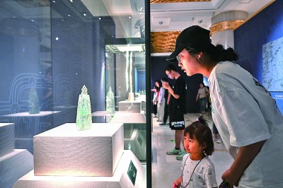 5月18日，參觀者在內蒙古呼和浩特市的呼和浩特博物館“問蜀——東周時期的蜀文化展”上觀看展品。 新華社記者 貝赫攝