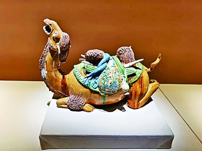 三彩載物臥駝俑。本報記者 李潔攝/光明圖片