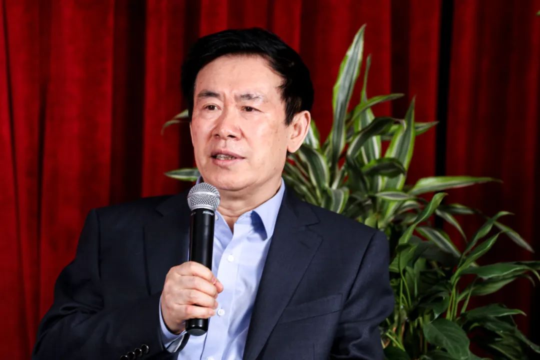 張煒，山東省棲霞市人。中國作家協會副主席。1975 年開始發表作品。2020 年出版《張煒文集》50 卷。作品譯入 40 余種文字。著有長篇小說《古船》《九月寓言》《刺猬歌》《外省書》《你在高原》《獨藥師》《艾約堡秘史》《河灣》《去老萬玉家》等 23 部；另有詩學專著多部、詩集和長詩十余部。作品獲“百年百種優秀中國文學圖書”、“世界華語小說百年百強”、茅盾文學獎、中國出版政府獎、中華優秀出版物獎、中國作家出版集團特別獎、南方傳媒杰出作家獎、京東文學獎、中國長詩特別獎等。