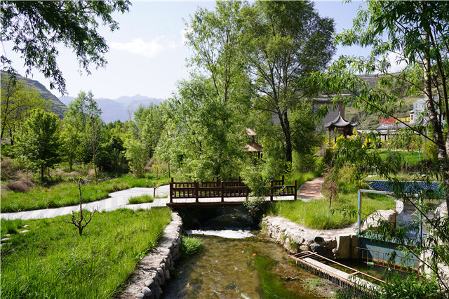 依山傍水的冶力關小鎮