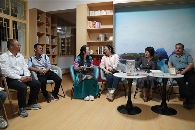 中國作協采訪團與當地作家在文學書院交流對談