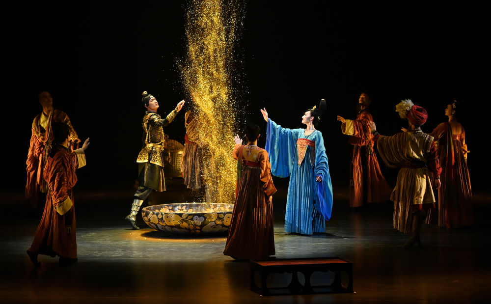 這是2024年2月11日在西安長安樂·一帶一路文化藝術中心拍攝的《無界·長安》演出現場。新華社記者 劉瀟 攝