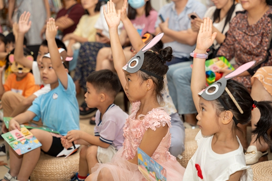 小朋友們在浙江寧波圖書館參與沉浸式繪本劇《森林圖書館》。寧波圖書館供圖
