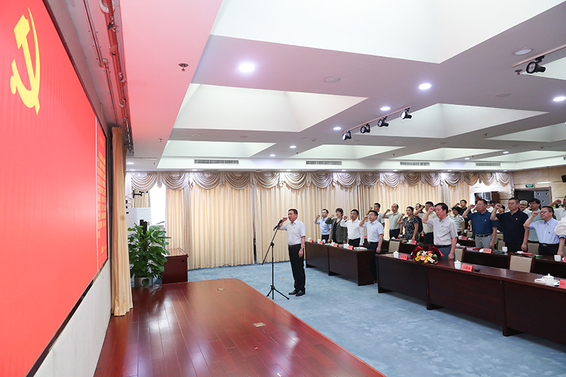 張宏森帶領全體與會黨員面向黨旗重溫入黨誓詞