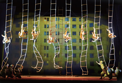 雜技劇《戰上?！穭≌?。 　　上海雜技團供圖