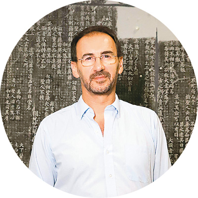 畢羅（Pietro De Laurentis），意大利漢學家，中國國家級人才項目入選者，廣州美術學院教授、博導，中外書寫文化與美術交流研究中心負責人，二王學研究中心專家委員會委員。多年來主要從事書法學、銘刻與寫本學、美術文獻研究與翻譯、中國古代詩歌等領域的研究。意大利文著作有《李白，其人其詩》《一觴一詠：〈蘭亭詩集〉研究》，英文專著有《孫過庭〈書譜〉綜合研究》《以書護法——〈集王圣教序〉研究》，中文專著有《尊右軍以翼圣教》，英文譯著有張天弓《中國書法主要術語的釋讀和研究》。在《亞洲?？贰度A裔學志》《敦煌研究》《唐研究》《中國書法》《書法研究》等海內外權威刊物發表論文50余篇。