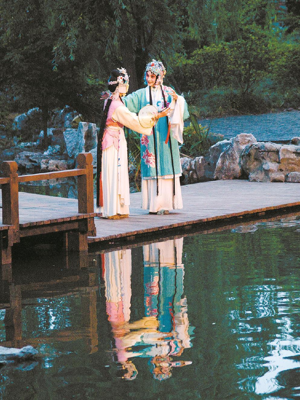 經典戲曲常常與園林空間相關，諸如《牡丹亭》《西廂記》等。左圖為張軍昆曲藝術中心出品的實景園林昆曲《牡丹亭》。