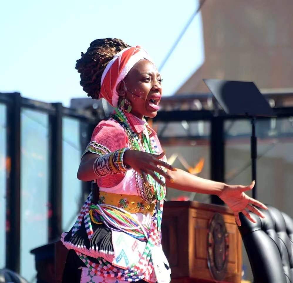 總統慶典詩人恩通比·亞·姆松加