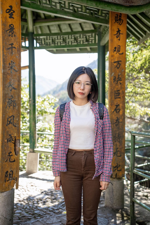 作家簡介 李姍姍，筆名三三，女，漢族，一九九一年出生，畢業于中國人民大學創造性寫作專業。作品發表于《人民文學》《收獲》等多家刊物，多有選載。曾獲2020年“鐘山之星”年度青年佳作獎、2021年度青花郎?人民文學獎新人獎、第七屆郁達夫小說獎短篇小說獎、首屆《靜?安》文學獎、紅棉文學獎小說主獎等獎項，入選王蒙青年作家支持計劃?年度特選作家（2022—2023）等。著有短篇小說集《晚春》《山頂上是?！贰抖砹_斯套娃》《離魂記》等四部。