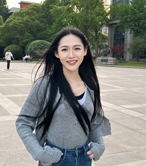 周燊，滿族，中國作家協會會員，藝術碩士、文學博士，從教于高校創意寫作和現當代文藝研究等方向，曾獲第六屆山東省泰山文藝獎（文學創作獎）、復旦大學光華獎等榮譽。