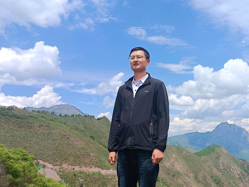 丁海龍，男，漢族，筆名古月星空，甘肅臨潭人。中華詩詞學會會員、甘肅省作家協會會員、甘肅省詩詞學會會員、甘肅省楹聯學會會員。作品見于《中華詩詞》《中華辭賦》《甘肅黨建》等刊。出版詩集《虛塵》《流水集》。