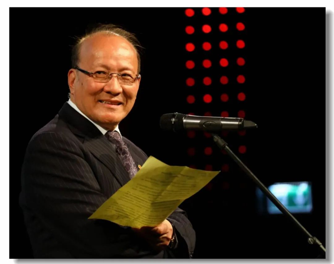 毛時安，中國文藝評論家協會副主席，上海市文廣局副巡視員、研究員。浙江奉化人。1948年生，1982年畢業于華東師大中文系。1995年加入中國作家協會。著有《引渡現代人的舟筏在哪里》《美學新變與反思》《毛時安文集》（四卷本）等，主編《1991年中國小說》《海上名家文叢隨筆》《海上風藝術文叢》等。曾獲第五屆中國文聯文藝評論一等獎、全國中青年美學優秀成果獎、首屆上海文學藝術獎等獎項。