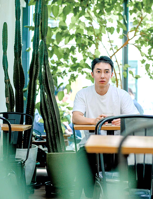 周宏翔，一九九〇年生于重慶，現居北京。中國作家協會會員。出版《當燃》《第一次看見燦爛的時刻》等十余部作品，多部作品正在影視改編中。曾獲第五屆巴蜀青年文學獎、“新浪年度十大熱書”等