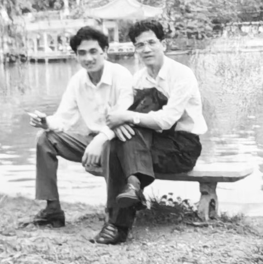 當年漂泊在外，雖然沒寫東西，依然喜歡和文人交往，這個作家是誰我忘了，