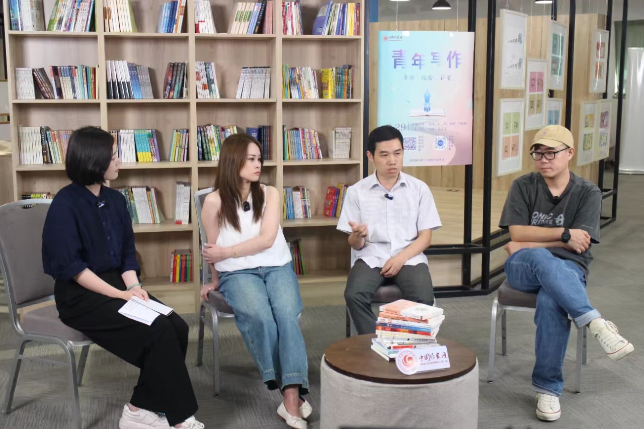 中國作家網文學直播間對談現場（左起：賀嘉鈺、葉昕昀、徐剛、石一楓）