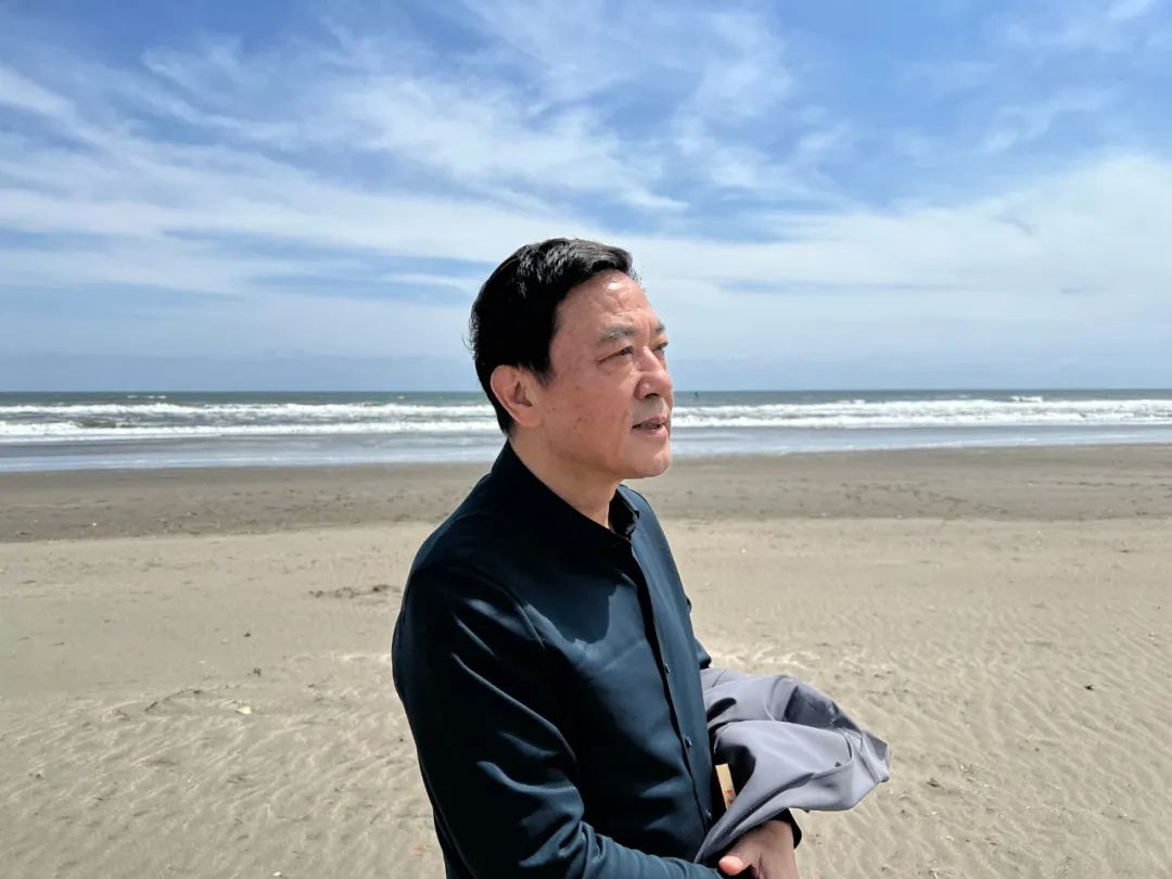 潘軍，著名作家、編??；1957年生，安徽懷寧人。1982年畢業于安徽大學中文系，主要作品有長篇小說《日暈》《風》《獨白與手勢》《死刑報告》以及《潘軍小說文本》（6卷）等，并譯介為多種文字，多次獲獎。另有話劇作品《地下》《斷橋》《合同婚姻》《霸王歌行》，獲第31屆“世界戲劇節”優秀劇目獎。自編自導的電視劇有《五號特工組》《海浪行動》《驚天陰謀》《粉墨》《虎口拔牙》《分界線》等。