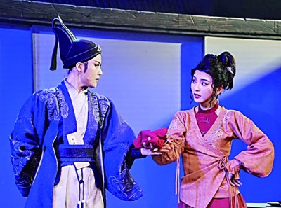 越劇演員陳麗君（左）和李云霄在越劇《新龍門客?！费莩鲋?。新華社發