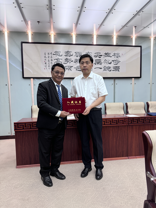 王軍代表文學館頒發入藏證書