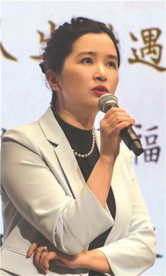 潘向黎，文學博士，上海作家協會副主席、專業作家。著有長篇小說《穿心蓮》，小說集《白水青菜》《十年杯》《輕觸微溫》《上海愛情浮世繪》等，專題隨筆集《茶可道》《梅邊消息》《古典的春水》《人間紅樓》等，共三十多種。獲魯迅文學獎短篇小說獎等