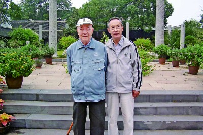 2005年10月，朱季海（左）與張洪鈞在蘇州雙塔寺。作者供圖