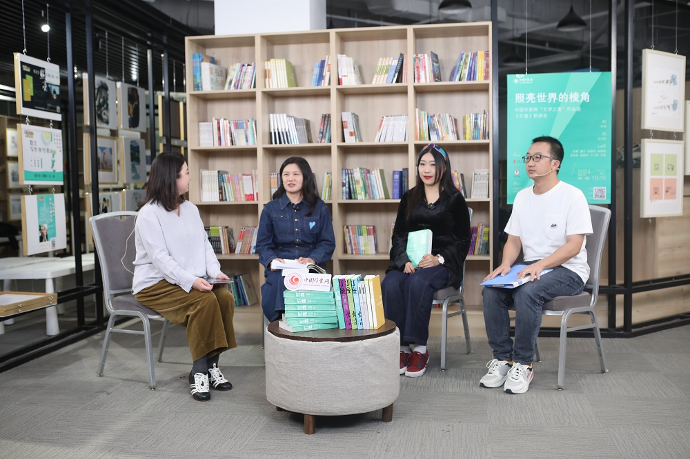 譚杰（右三）、楊碧薇（右二）、李英?。ㄓ乙唬┓窒怼稛舯K》