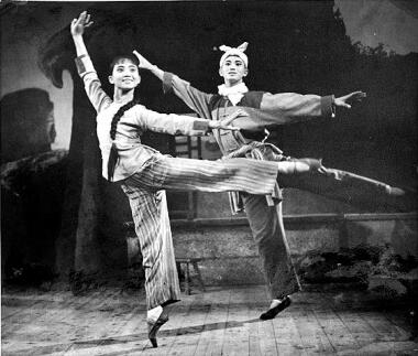 1965年，芭蕾舞劇《白毛女》演出劇照。上海芭蕾舞團供圖