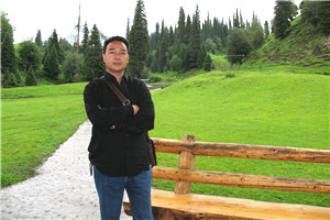 翻譯獎：國家通用語言文字←→維吾爾文作者：艾布（東鄉族）         獲獎感言我是一名東鄉族文學翻譯、詩人。從小我就學習維吾爾語，并用維吾爾文進行文學創作。我從九十年代開始進行文學翻譯工作，主要是把國家通用語言文字的文學作品翻譯成維吾爾文。在我三十多年的文學翻譯過程中，翻譯了幾百萬字的小說詩歌作品，對文學翻譯事業有了較深的理解和感悟……