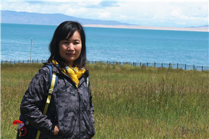 翻譯獎：國家通用語言文字←→蒙古文作者：朵日娜（蒙古族）         獲獎感言大學畢業后，我到專門從事蒙譯漢文學翻譯的小機構——昭烏達譯書社工作。在著名文學翻譯前輩那順德力格爾老先生的指導下，投入到昭烏達譯書社龐大的翻譯出版工程——《歷代蒙古族文學作品選編》的編纂工作中。在編校收入叢書的眾多文學翻譯家譯作過程中……