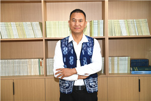 散文獎：《洱海筆記》 作者： 北雁（白族）         獲獎感言我慶幸自己出生在洱海之源。從我們村子后方山脈上發源的大小溪流河溝，以及離我們村子不遠的茈碧湖、草海、綠蔭塘、鵝墩塘，還有從我們壩子里流過的彌茨河、鳳羽河、彌苴河、海尾河、永安江、羅時江，甚至包括從天空降落的雨水和羅坪山頂融化的雪水，它們的流向都是群山之外波瀾壯闊的洱?！?/></a></dt>
      <dd><a href=