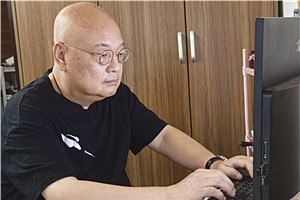 中短篇小說獎：《上嶺戀人》  作者：凡一平（壯族）         獲獎感言上嶺，是我近些年文學創作的地理標識，也是現實生活的真實存在。從桂北都安瑤族自治縣縣城往東十三公里，再沿紅水河順流而下四十公里，在二級公路的對岸，有被青山和竹林環抱的村莊，就是上嶺。它是我生命中最親切的土地，或搖籃。上嶺有著不多的人口，卻生生長流，他們渺小但卻堅韌，又像魚群一樣抱團、歡樂。已經死去和還活著的，都是我的父老鄉親。