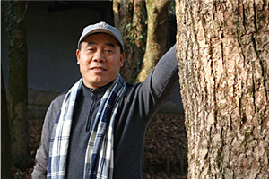 中短篇小說獎：《月光緊追不舍》 作者：少一（土家族）         獲獎感言沒有氣勢恢宏的大場景，沒有故事情節的大起伏，也沒有人物命運的大悲喜，正是這些基層警察的眾生相和平凡英雄工作史充盈著我的內心，然后訴諸筆端，成就了我的文學夢。由此，我深深感悟到，波瀾壯闊的時代潮流為現實主義文學創作提供了無限可能與創新，文學不能給歷史留下空白，作家不能在現實生活中缺位。