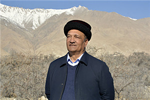 長篇小說獎：《花兒永遠這樣紅》（維吾爾文） 作者：肉孜·古力巴依（塔吉克族）         獲獎感言小說在中央人民廣播電臺聯播五次，第五次是在廣大讀者的強烈要求下連播的，產生了積極的社會影響，受到了讀者的高度評價。我還要通過文學記錄時代的壯闊與美好。