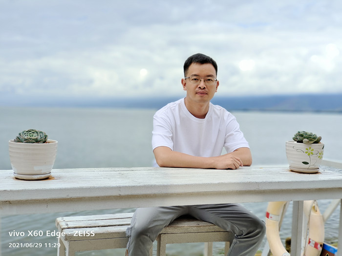 向迅，土家族，1984年生，湖北建始人?！队昊ā冯s志編輯。著有小說集《七月晚餐：南方幻想故事集》，散文集《聲音博物館》等。曾獲豐子愷散文獎、孫犁散文獎、江蘇紫金山文學獎等。