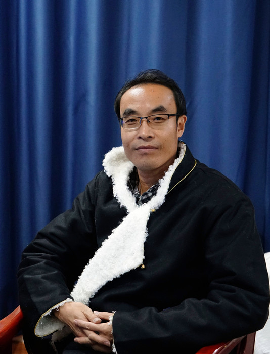 王小忠，藏族，1980年生，甘肅甘南人。甘南州文聯《格?；ā冯s志副主編。著有散文集《黃河源筆記》《洮河源筆記》，小說集《五只羊》，兒童小說《天邊的月亮湖》等。曾獲甘肅黃河文學獎，《朔方》文學獎等。