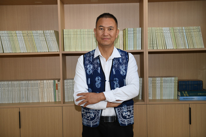 北雁，本名王燦鑫，白族，1982年生，云南洱源人。云南省大理州教育體育局高級教師。出版長篇小說《趕在太陽落山以前》等。曾獲云南文學藝術獎。