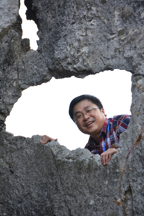 牧之，本名韋光榜，布依族，1963年生，貴州貞豐人?！度f峰湖》雜志執行主編。著有《魂系高原》《紙上人間》等。曾獲中國人口文化獎、貴州民族文學金貴獎等。