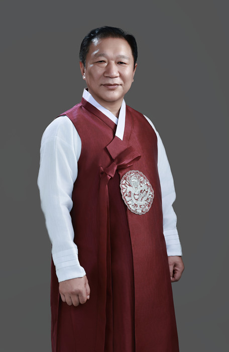 金榮健，朝鮮族，1963年生。曾任延邊人民出版社《文化時代》編輯部主編。出版詩集《晨山問候》《至水微瀾》《留在空位置的理由》等。曾獲吉林省長白山文藝獎、吉林省電視丹頂鶴獎最優秀導演獎、全國少數民族廣播電視節目最優秀導演獎等，被評為全國百佳電視藝術工作者。編劇及總策劃的舞劇《阿里郎花》獲中國少數民族舞蹈大賽金獎。