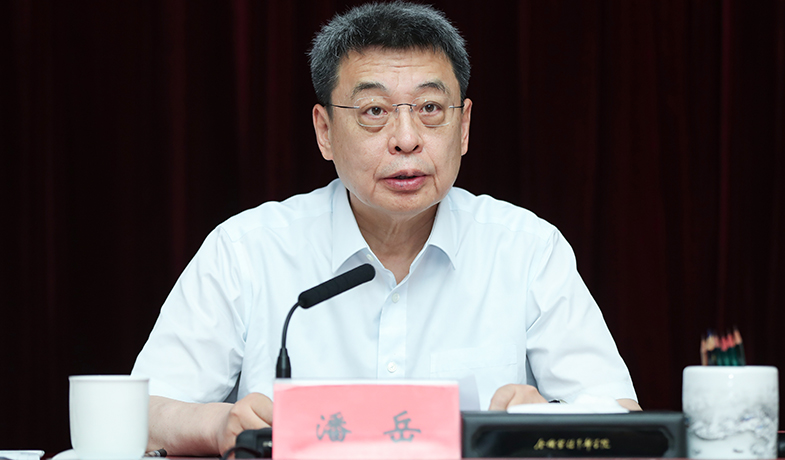 7月20日，評委會名譽主任潘岳在第一次全體會上講話